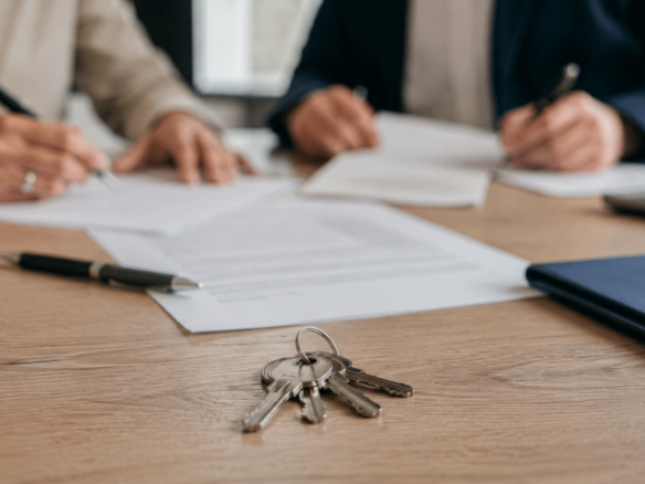 Firma de la venta de una casa con hipoteca pendiente